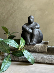 Escultura Mujer Sentada